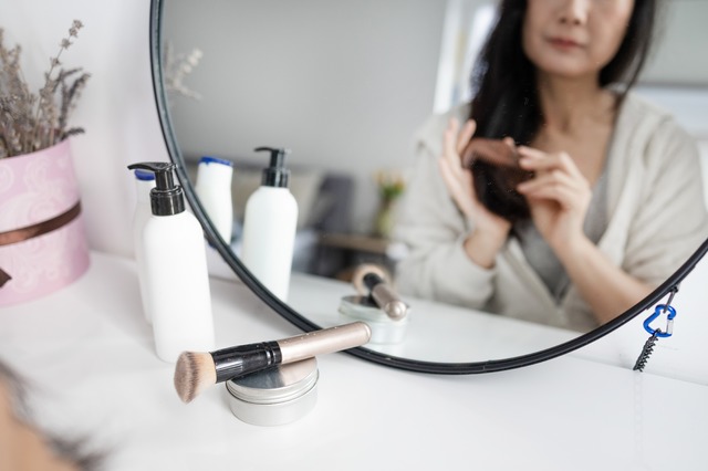 40代、節約で選んだコスメがオバさんっぽさの元凶かも……！プチプラファンデの見極め方とは