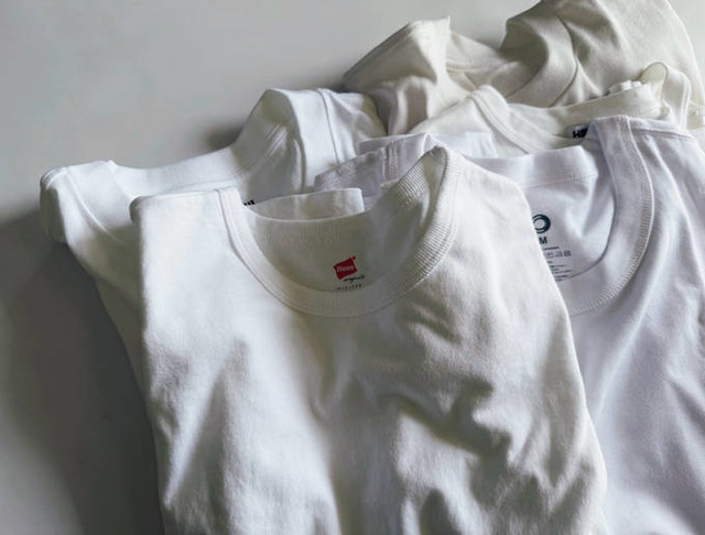 なぜ今、あえて“白T”なのか。究極の普通がカルチャーになる理由