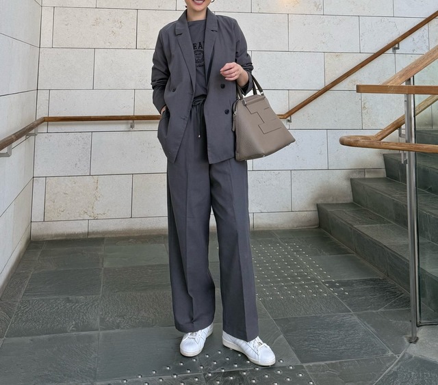 忙しい朝に頼れるセットアップ。ほどよいカジュアル感の秘訣はインに着たロゴＴ【40代の毎日コーデ】