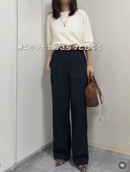 【ユニクロ】春ニットで作るきれいめパンツスタイル。上品さとこなれ感の秘訣は、上下のコントラスト【40代の毎日コーデ】