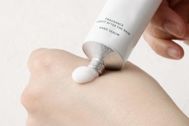 NAIA、“守る”発想のハンド美容液「雨上がりの森の香り」発売