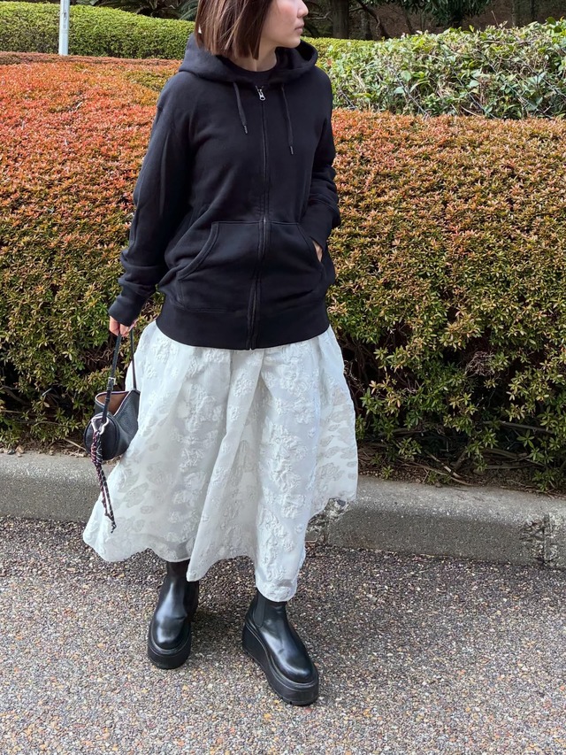 かなり使える【ユニクロ】スウェットパーカ。白スカートを合わせた大人の春の甘辛MIX【40代の毎日コーデ】