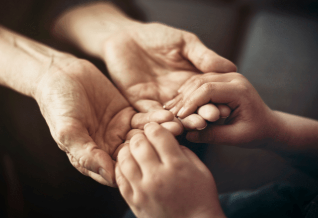 おもちゃを壊して泣く孫。「どうしたの？」70代祖母の“優しい伝え方”とは