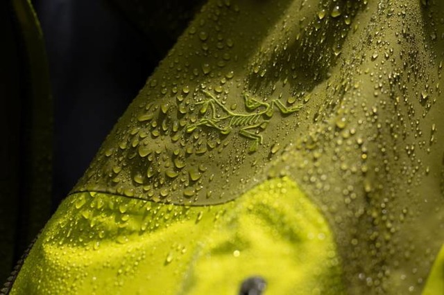 フェスも街も制するテックウエア2026｜進化する機能素材ブランド