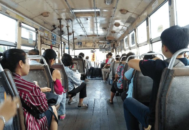 「降車ボタンが壊れてる！」タイの路線バスで遭遇した“斬新なアイディア”とは