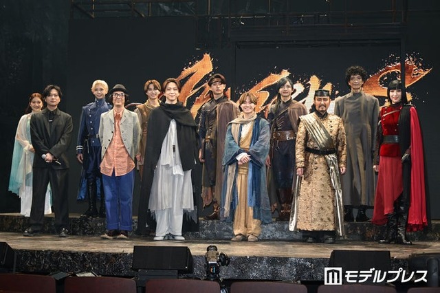 （前列左から）加藤シゲアキ、河原雅彦、寺西拓人、大橋和也、市川右團次、真風涼帆（後列左から）山崎玲奈、松尾龍、嶋崎斗亜、猪狩蒼弥、川崎皇輝、渡部豪太（C）モデルプレス