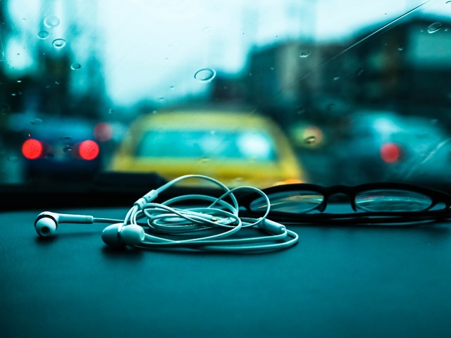 運転中のイヤホン使用、想像以上に重い処罰になることも⁉「グレーに見えてアウト！」法的ポイントと注意点を、弁護士が解説