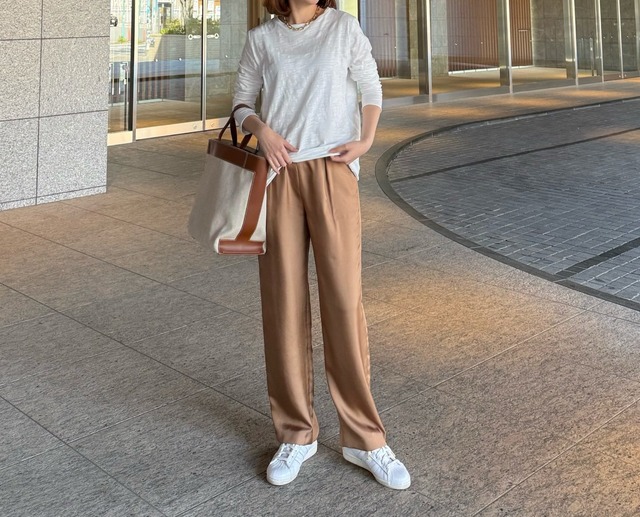 白ロンＴはスラブ素材で表情豊かに。×キャメルパンツを合わせた軽やかスタイル。【40代の毎日コーデ】