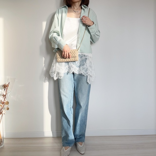 今季注目のミントを【ユニクロ】定番シャツで。ボタンを閉めても羽織ってもサマになる一枚とは【40代の毎日コーデ】