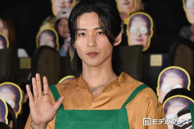 「坂本商店」の緑のエプロンを着用し登壇した目黒蓮（C）モデルプレス