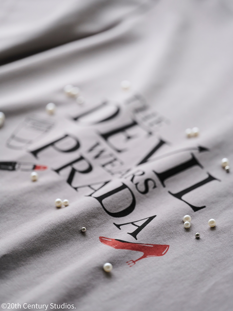 『プラダを着た悪魔』Stola.別注Tシャツ© 2025 20th Century Studios.