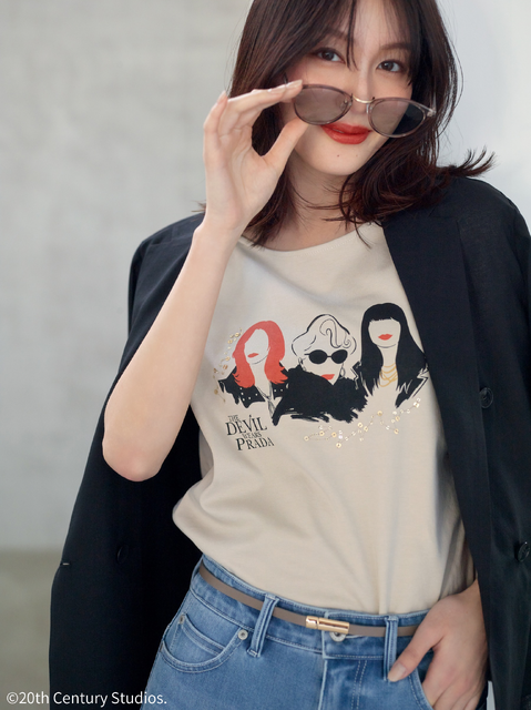 Cardigan ¥16,500『プラダを着た悪魔』Stola.別注Tシャツ© 2025 20th Century Studios.