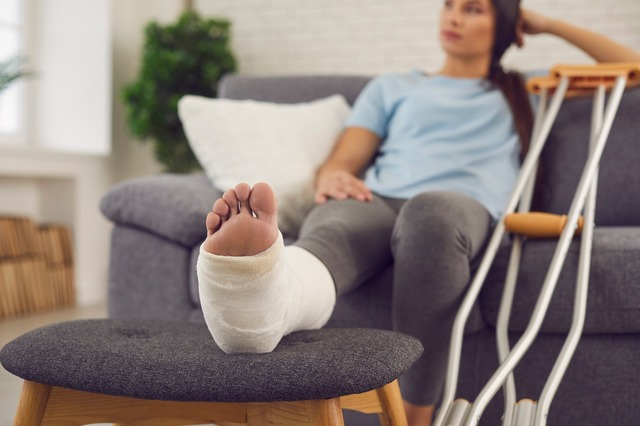 酒乱夫に骨折させられたまま出産、勝手に自宅解約。壮絶な離婚後、DV前夫からの養育費6万円の振込が停止！ どうしたら支払ってもらえる？【行政書士が解説】