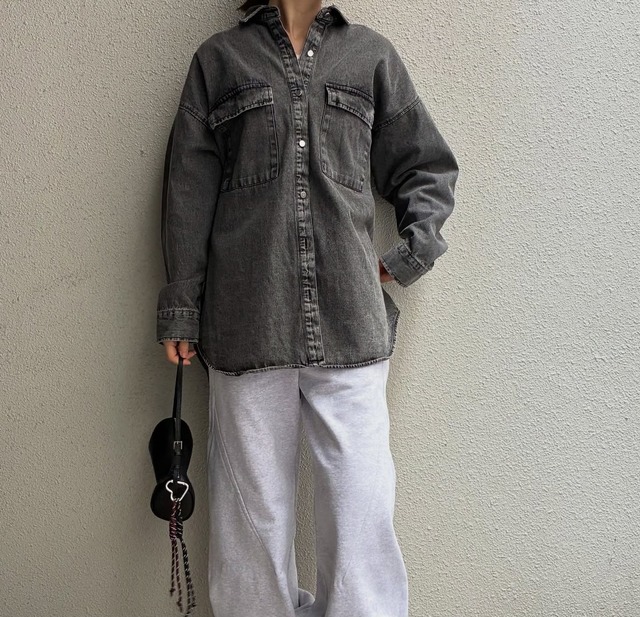 今、頼れる【デニムシャツジャケット】。グレーカラーなら、大人っぽさとカジュアル感を兼ね備えた雰囲気に【40代の毎日コーデ】