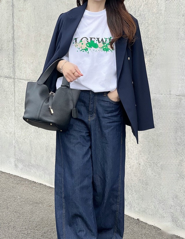 品格が出る【ネイビーのダブルジャケット】。ロゴT×ワイドデニムに羽織った知的でカジュアルな着こなし【40代の毎日コーデ】