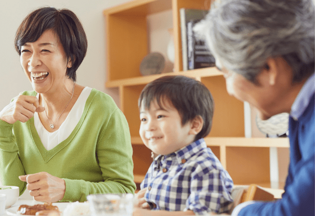 少しぎこちない祖父と6歳の孫。すると「なんで…」お笑い番組を見た孫の鋭い一言に「心がほっこり」