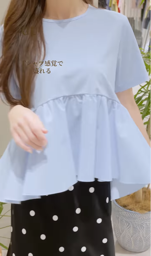 体型カバーと上品見えを両立する【GU】ペプラムトップス。華やかで上品なブルーは、着映え力が高く大人が試したいカラー【40代の毎日コーデ】