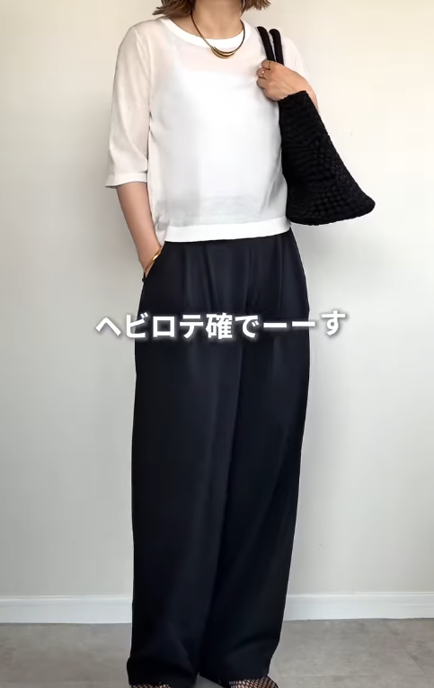 【ユニクロ】夏のワイドパンツが美シルエットで着心地抜群！カジュアルにもオフィスにも映えるヘビロテ必至の1本って？【40代の毎日コーデ】