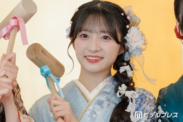 AKB48メンバー「どっちが私かはわかりません」双子妹との幼少期ショット公開「ポーズがシンクロしすぎてる」「本当にそっくり」と反響【こどもの日】