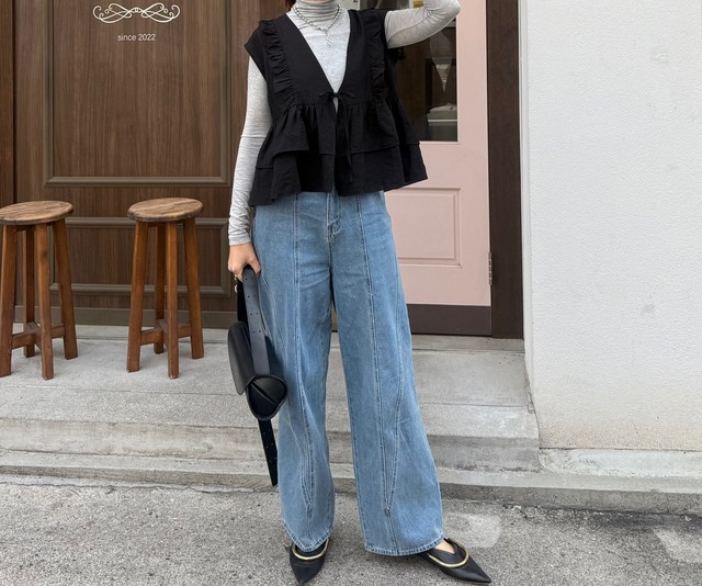 おしゃれを楽しみたい日にちょうどいい【フリルベスト】。シンプルコーデに遊び心を取り入れた春の着こなし【40代の毎日コーデ】