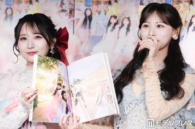お気に入りのカットを見せる小川奈々子、立花琴未（C）モデルプレス