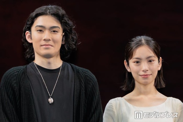 舞台「ハムレット」囲み取材に出席した市川染五郎、當真あみ（C）モデルプレス