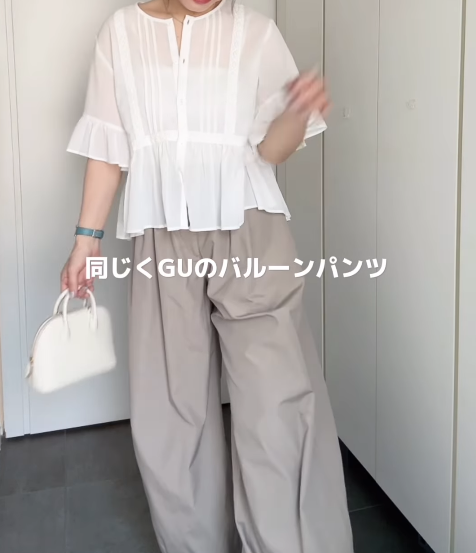 【GU】レースフリルブラウスで顔まわり華やかに。甘さを抑えた大人のワントーン【40代の毎日コーデ】