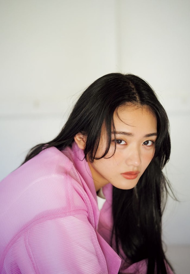 山崎天：撮影／HIROKAZU　スタイリング／武久真理江　ヘアメイク／田村直子　デザイン／松本麻実（GROSVENOR design.）