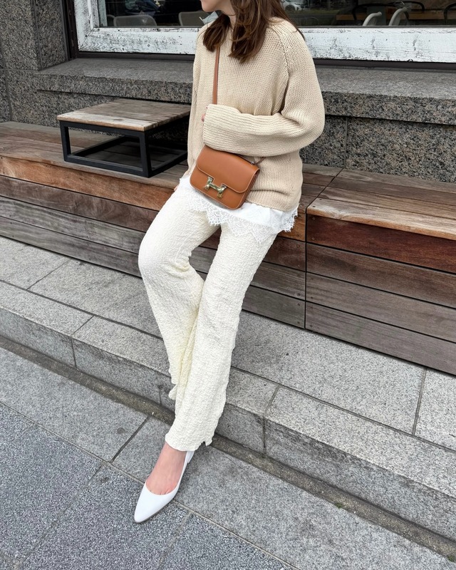 ベージュ×オフホワイトで軽やかに。表情豊かなシャーリングパンツが主役のワントーンスタイル【40代の毎日コーデ】