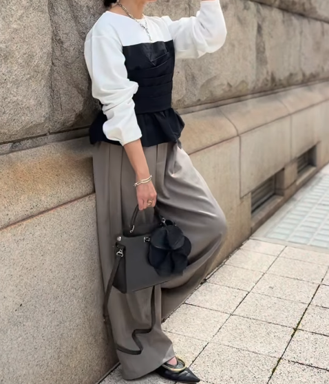 １枚でキマる【レイヤード風トップス】。さまざまなテイストになじむモノトーン配色は忙しい朝の味方に【40代の毎日コーデ】
