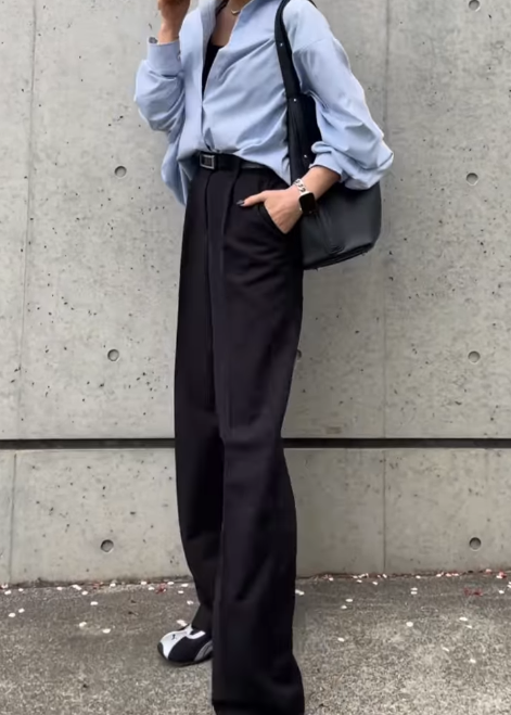 ブルーシャツ×ブラックワイドパンツが大人かっこいい。きれい見えとアクティブ感を両立する着こなし術【40代の毎日コーデ】