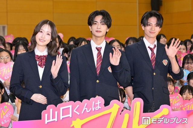 （左から）「山口くんはワルくない」転校生サプライズイベントに出席した高橋ひかる、高橋恭平、岩瀬洋志（C）モデルプレス