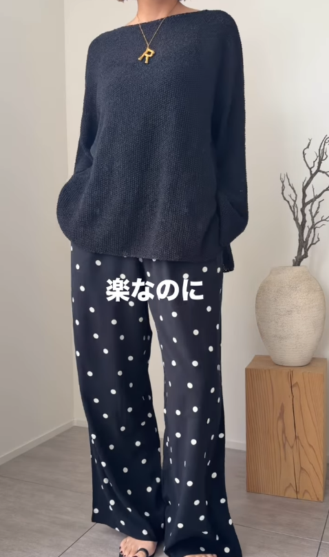 ドット柄パンツが主役。楽なのにきれい見えが叶う、大人の遊び心を効かせたモノトーンスタイル【40代の毎日コーデ】