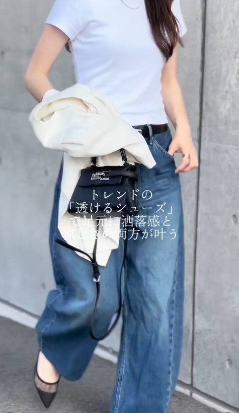 旬の【透けるシューズ】で、王道白Ｔ×デニムをアップデート。初夏に映えるクリーンな着こなし術【40代の毎日コーデ】