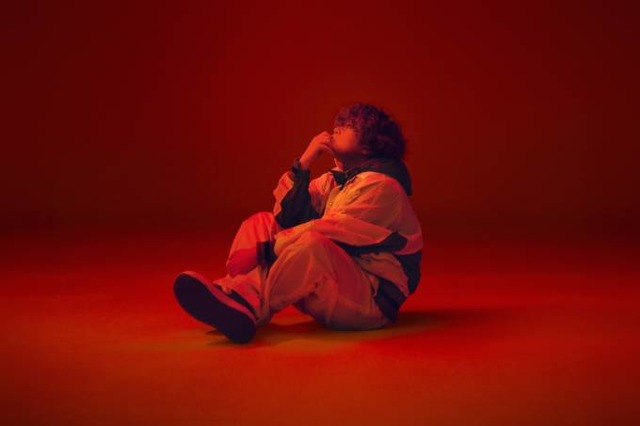 Vaundy監督・出口夏希出演「イデアが溢れて眠れない」MV公開｜新曲「気まぐれ」配信リリースへ