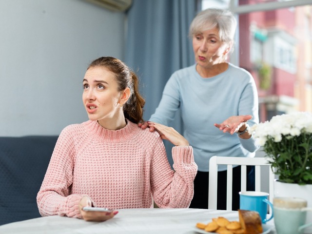 悲しむ友人や家族を励ますつもりが逆効果⁉「余計なお世話」にならないために気を付けるべきこと【精神科医がアドバイス】