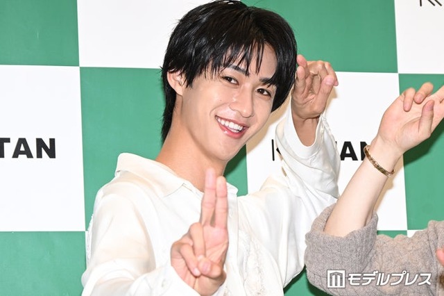 滅ポーズを披露する曽野舜太（C）モデルプレス