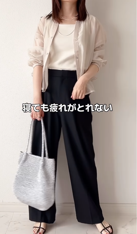 疲れた時に頼りたい【ベージュのシアーシャツ】。明るい顔色と清潔感を引き出す初夏のモノトーン【40代の毎日コーデ】
