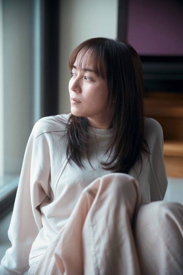 比嘉愛未／撮影：三宮幹史／『比嘉愛未エッセイ集 またね。』（6月10日発売／講談社）より