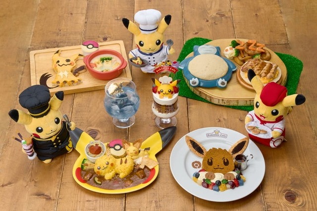 ポケモンカフェ特製かざり付き! ピカピカパフェ ～チョコ＆ベリー～　2,090円（税込）、ピカチュウとピチューのなかよしカレープレート　2,530円（税込）、カビゴンのおひるね てりやきバーガー　2,530円（税込）、ミミッキュのばけのかわオムレツとコーンシチュー　2,530円（税込）、イーブイのカラフルフルーツパンケーキ　2,090円（税込）、ゆけっ! ゲッコウガ! えんまく白桃ドリンク　1,375円（税込）（C）2026 Pokemon. （C）1995-2026 Nintendo/Creatures Inc. /GAME FREAK inc. ポケットモンスター・ポケモン・Pokémonは任天堂・クリーチャーズ・ゲームフリークの商標です。
