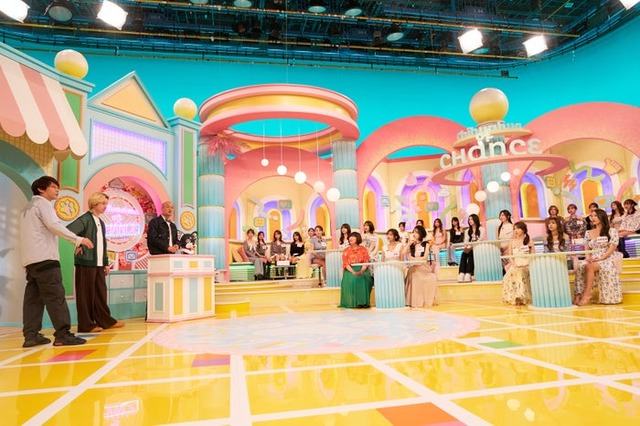 （左から）“恋愛対策術”をジャッジされた三四郎の⼩宮浩信・相⽥周⼆、MCのみなみかわ、恋愛経験豊富な美女たち（提供写真）