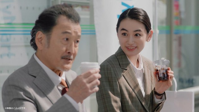 吉田鋼太郎、八木莉可子／新TVCM「FAMIMA CAFE刷新うまさに驚け。」篇（提供写真）