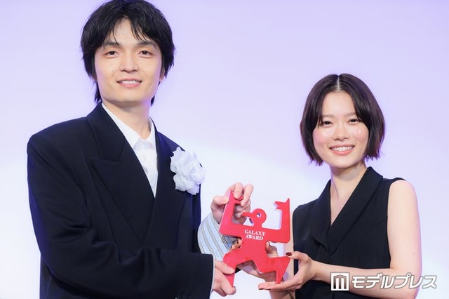テレビ部門個人賞を受賞した岡山天音、サプライズ登場した杉咲花（C）モデルプレス