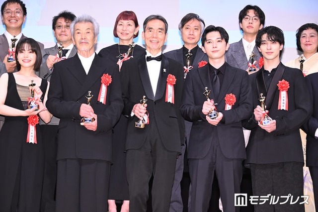 「第35回日本映画批評家大賞」受賞者／（前列左から）岸井ゆきの、田中泯、長塚京三、吉沢亮、横浜流星（C）モデルプレス