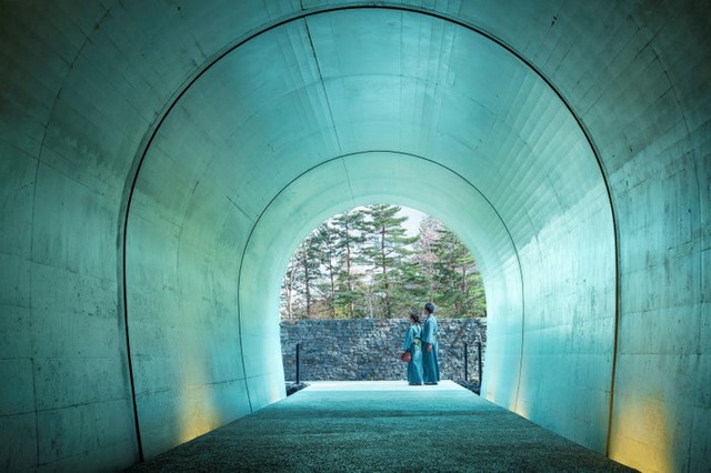 トンネルを抜けると、草津温泉街へつながる（提供写真）