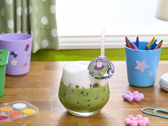 ＜バズ＞抹茶ラテ© Disney/Pixar