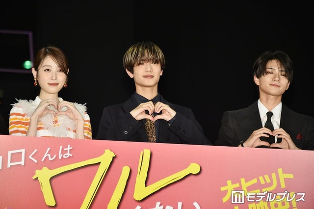 高橋恭平と岩瀬洋志が小顔なことに気を遣い、隣に並ぶのに顔を「プスプス」して頑張る高橋ひかる（C）モデルプレス
