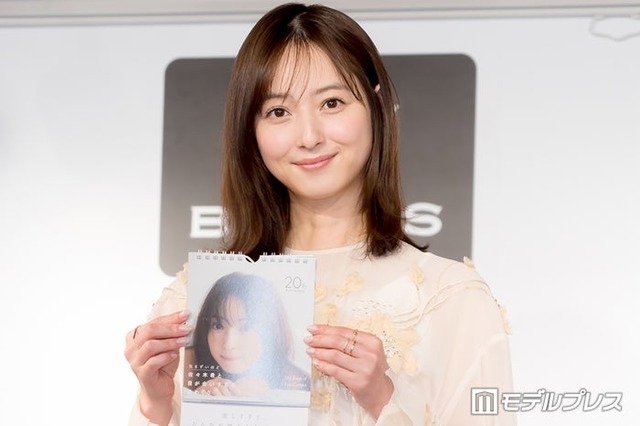 カレンダー発売記念イベント取材会に出席した佐々木希（C）モデルプレス
