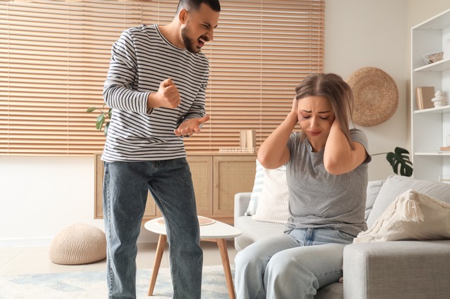 「自称」小説家（無職）のモラハラ夫を支え続けた看護師の妻。ついに殴られた日、夫が大声で叫んだ「信じがたい言葉」とは