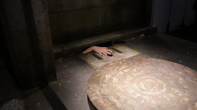 マンホールに棲むもの「ホラーにふれる展 －映画美術の世界－」